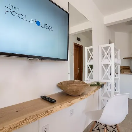 The Poolhouse Apartment *