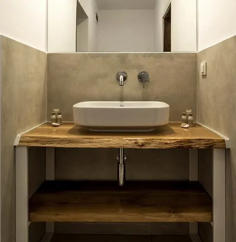 The Poolhouse * Slantchev Briag